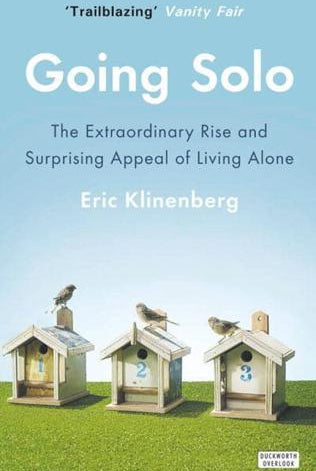 Going Solo : The Extraordinary Rise and Surprising Appeal of Living Alone